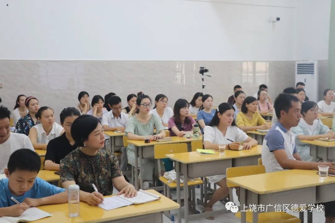 �°�ѧУ����У����ѵ�����ݱ