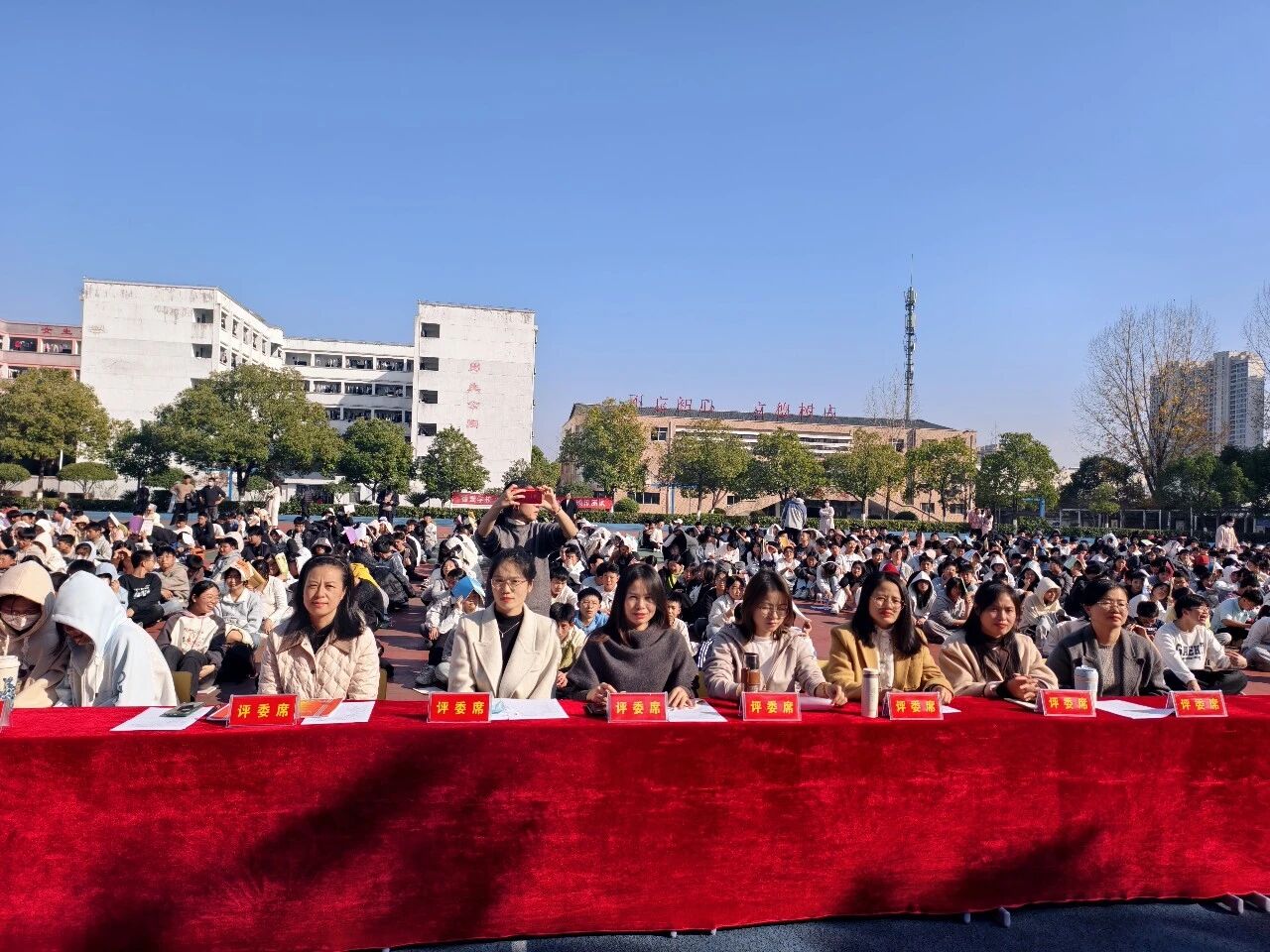 ��ǹ��սչ��� ˼�����дٳɳ������°�ѧУ��ʮ�조���ﱭ��У԰������Բ����Ļ